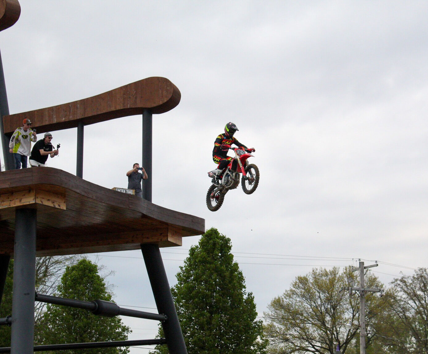 050222-mat-nws-jump4.jpg